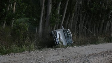El vehículo quedó recostado sobre su lateral izquierdo. (Fotos Juan Thomes)
