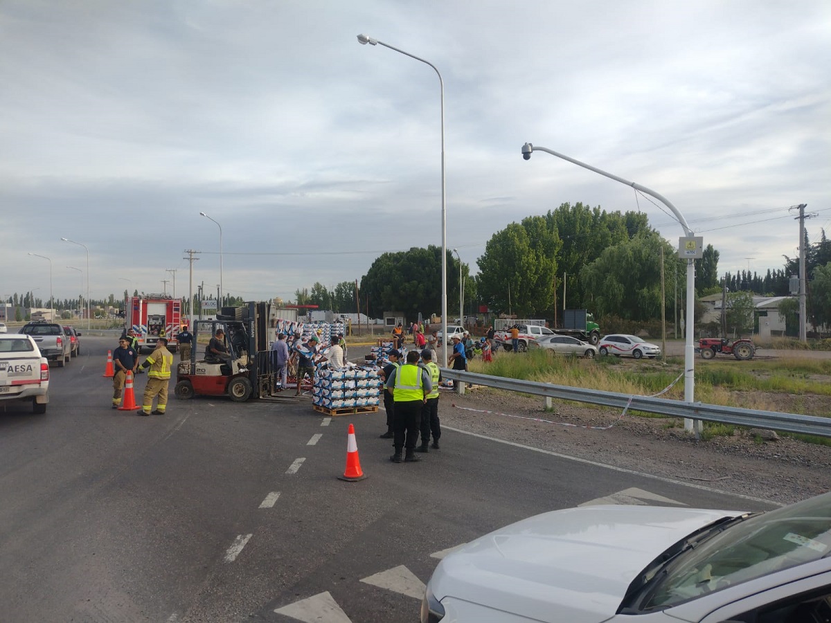 Un camión con fruta volcó y perdió la carga en el tercer puente de Cipolletti 