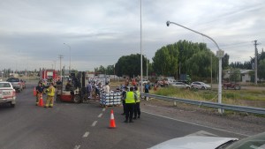 Un camión con fruta volcó y perdió la carga en el tercer puente de Cipolletti