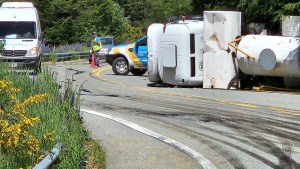 Así retiraron el camión de combustible que volcó en la Ruta 40, cerca de Villa La Angostura