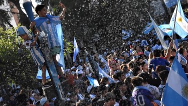 Neuq1uén salió a las calles para festejar el pase a la final de Argentina en Qatar. Foto: Yamil Regules