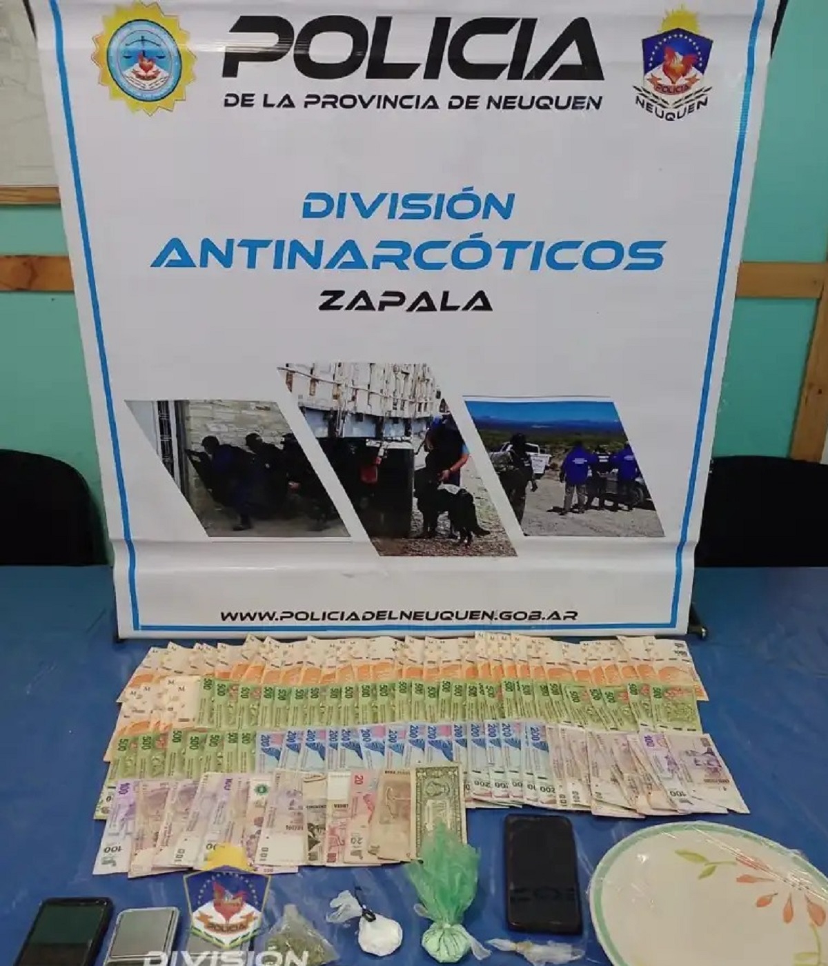 Allanamiento en Zapala: secuestraron droga y una gran cantidad de dinero. Gentileza Policía de Neuquén.