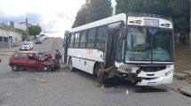 Imagen de Un colectivo chocó a un auto en el sur de Bariloche