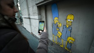 La historia de los murales con Los Simpson como víctimas del Holocausto