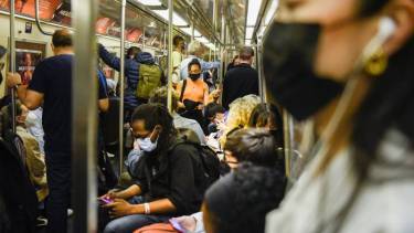 El transporte público es quizás uno de los lugares donde más se recomienda utilizar barbijo.