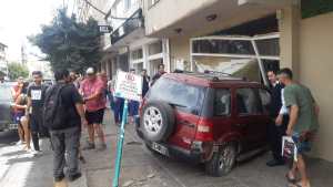 Perdió el control de su auto, tomó velocidad en una bajada e impactó contra una confitería en pleno centro de Bariloche