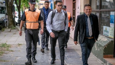 Fernando Rodolfo Alvez (atrás), Claudio Javier Ferreyra (D) e Ignacio Enrique Vila (C) son efectivos de la Policía Federal Argentina (PFA) encargados de extraer y analizar los casi dos terabytes de información alojados en los nueve teléfonos celulares secuestrados a los acusados as los rugbiers al momento de su detención.