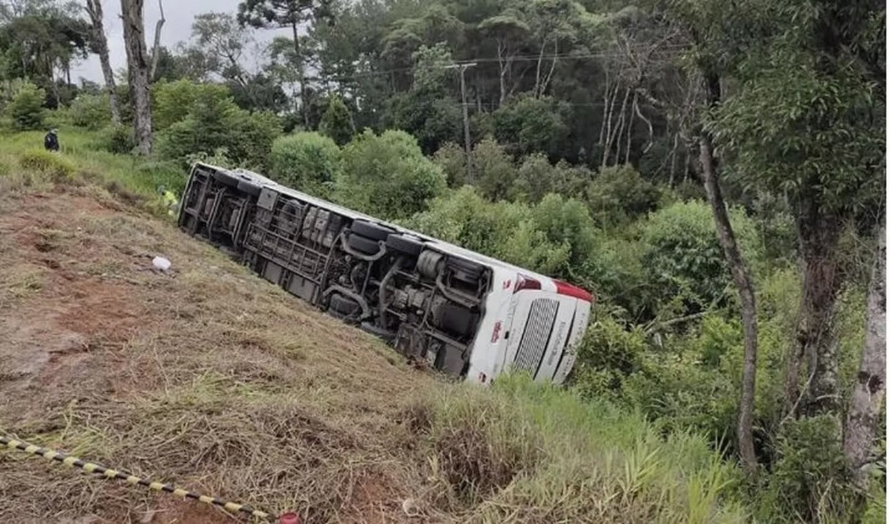 Tras el vuelco de un colectivo en Florianópolis, confirmaron la muerte de siete pasajeros. Foto Gentileza.