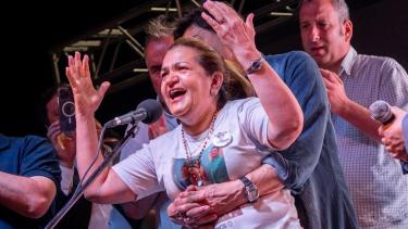 La mamá de Fernando le agradeció a su hijo haberla acompañado durante 18 años. 