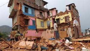 Un muerto y dos heridos tras un sismo que provocó graves daños en Nepal
