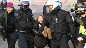 Greta Thunberg fue desalojada por la Policía tras protestar al borde de una mina en Alemania