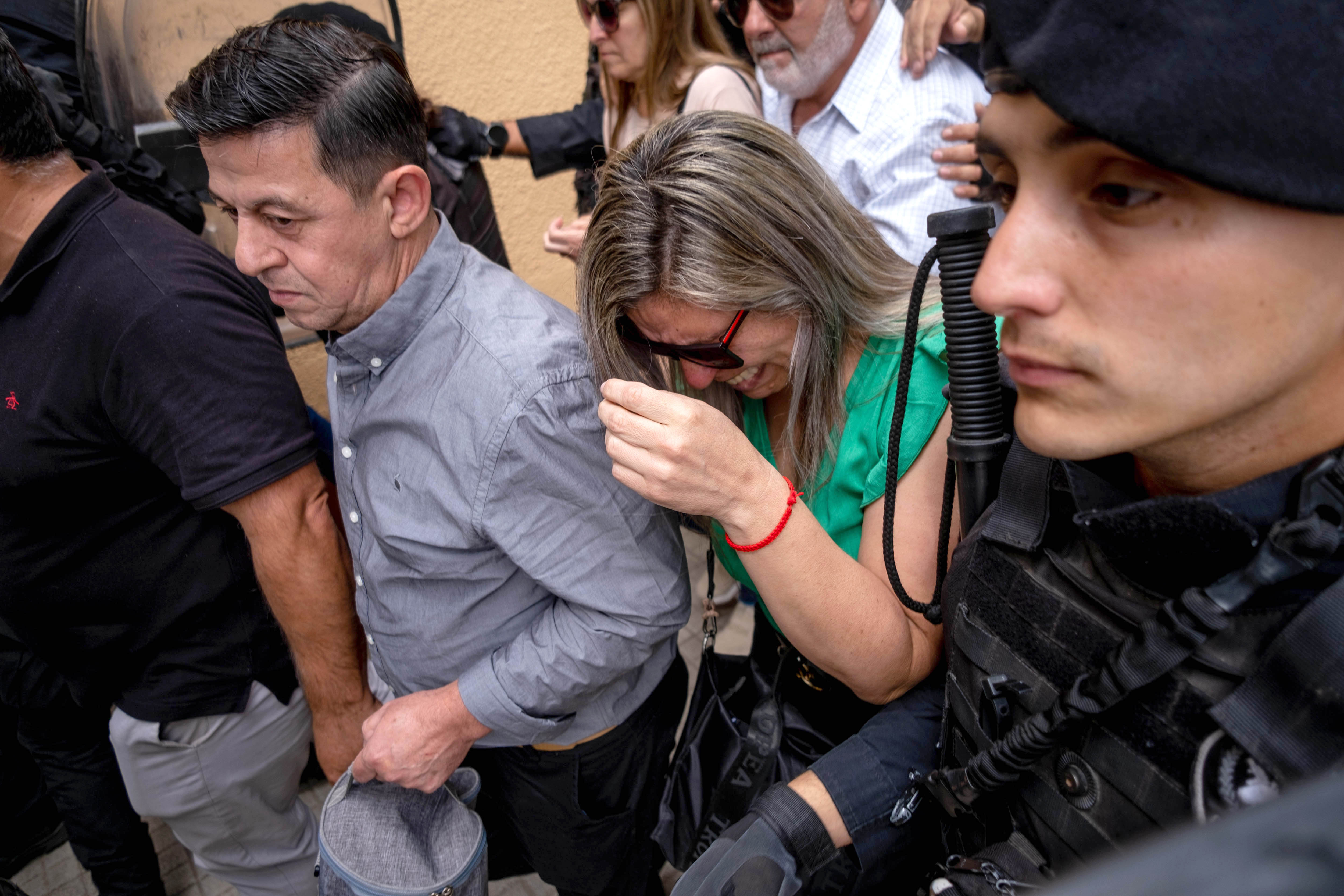 Entre insultos y lágrimas, así salieron del juicio los familiares de los acusados por el crimen de Fernando Báez Sosa. Foto Télam.