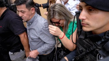 Entre insultos y lágrimas, así salieron del juicio los familiares de los acusados por el crimen de Fernando Báez Sosa. Foto Télam.