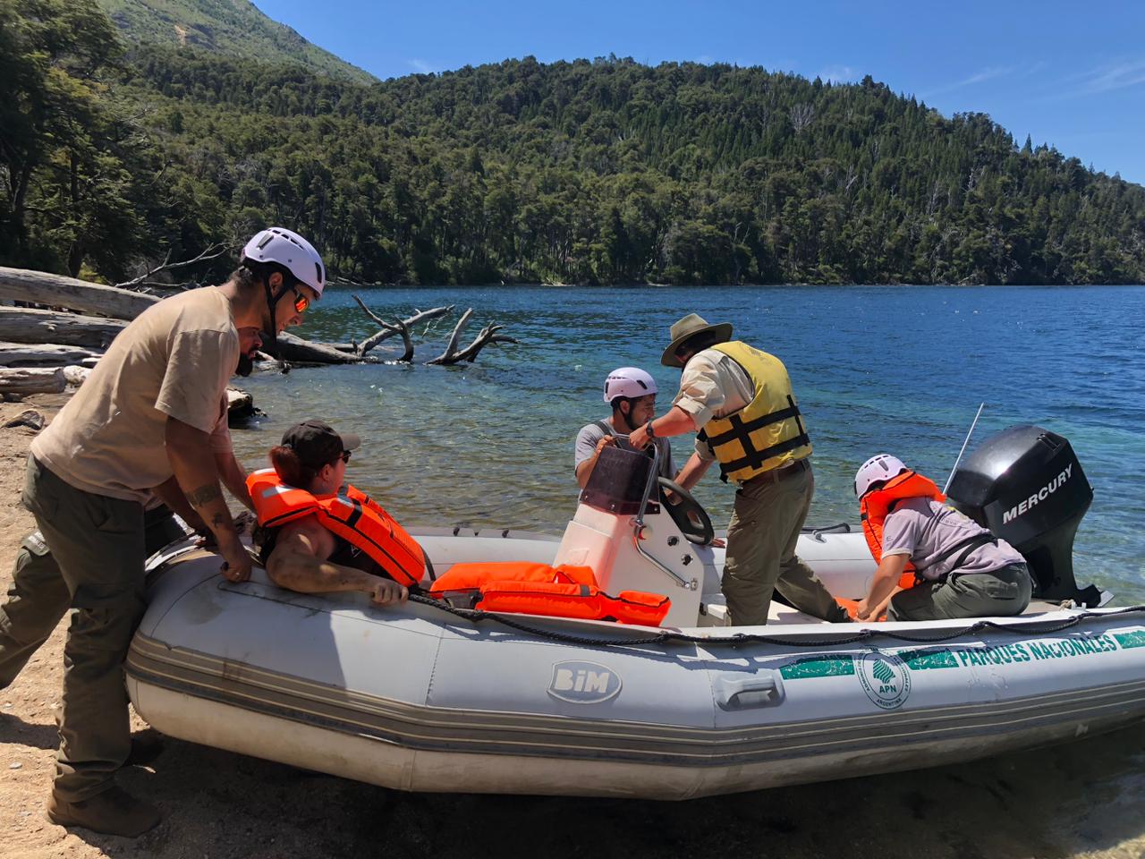 La mujer fue trasladada en una embarcación desde Playa Muñoz hasta la Seccional del Lago Gutiérrez. Foto: gentileza