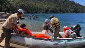 Una ambulancia demoró en llegar a un rescate en lago Gutiérrez por autos mal estacionados