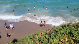 Mareas extraordinarias en Las Grutas: así disfrutaron los turistas del último día de un mar “XXL”