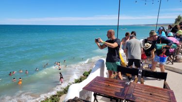 Durante las mareas extraordinarias el mar sube a lugares dono no lo hace habitualmente.  (Fotos: Martín Brunella)