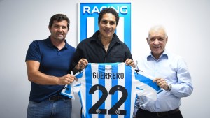 A los 39 años, Paolo Guerrero firmó con Racing y usará la camiseta de Diego Milito