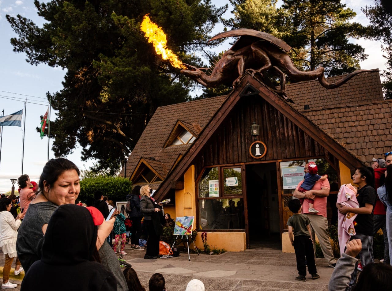  El dragón de la plaza de Trevelin lanza fuego por su boca dos veces por día. Fuente: @turismotrevelin.