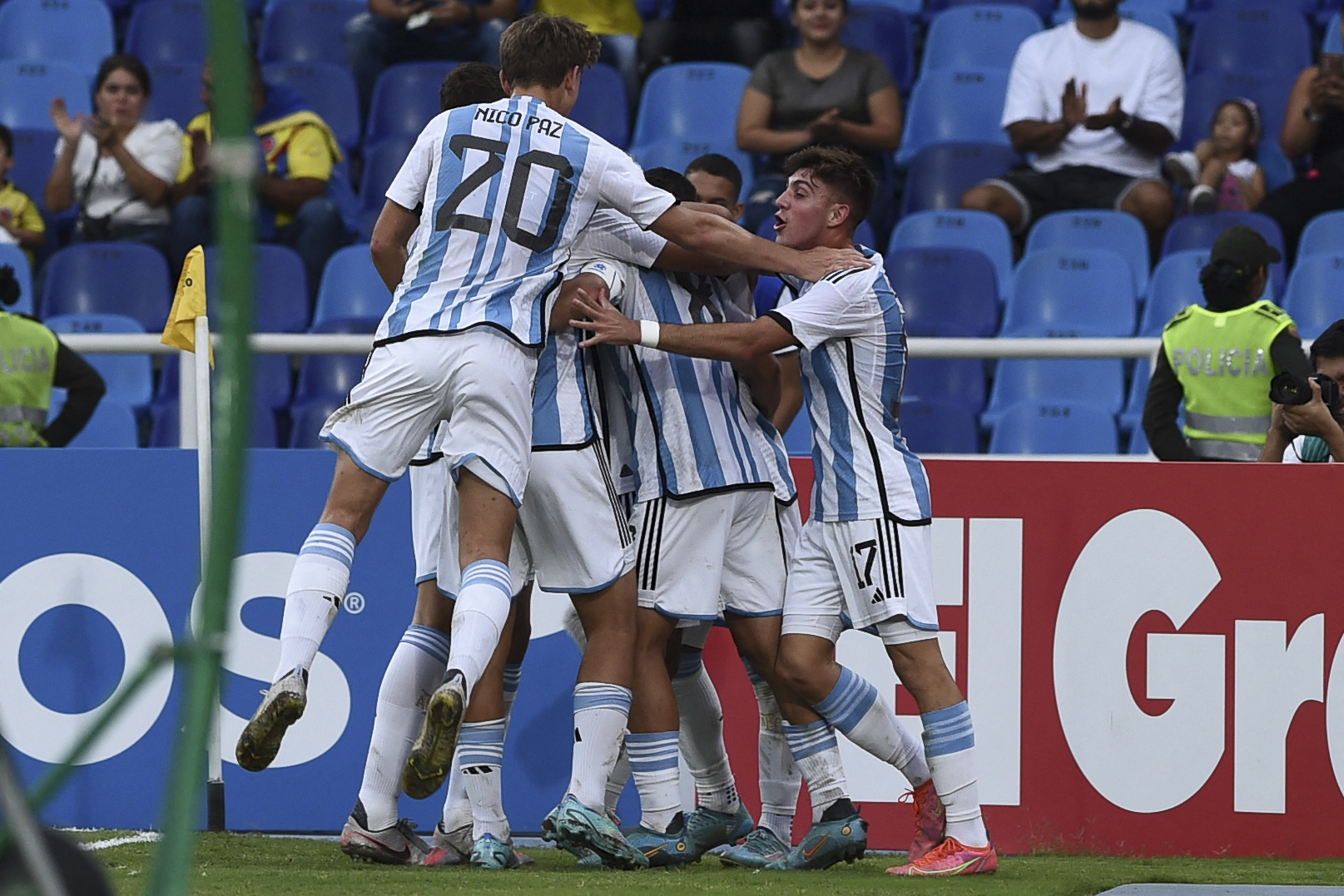 Argentina's players celebrate Gino Infantino's goal against Peru during their South American U-20 first round football match at the Pascual Guerrero stadium in Cali, Colombia, on January 25, 2023. (Photo by JOAQUIN SARMIENTO / AFP)
