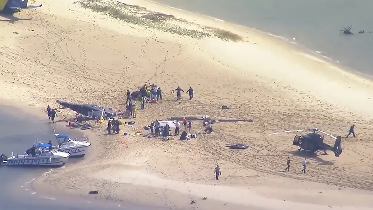Murieron cuatro personas tras el choque de dos helicópteros sobre una playa en Australia. Foto Captura.
