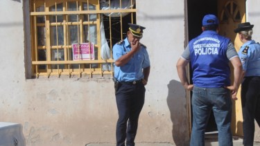 Allanaron la vivienda de la municipal que estafó a familias con lotes en Centenario. Foto: Centenario Digital.