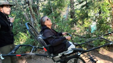 «Hicieron que pudiera conocer paisajes hermosos. Soy feliz”, dijo Ana. Cuando la vio, el guardaparque de la seccional Chucao Juan Pablo Canio buscó una Champa Bike (silla de trekking adaptado) y junto a pasantes de la carrera de Guardaparques de la Universidad de Esquel, la llevaron por los senderos.