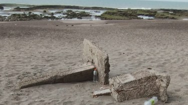 La basura y de fondo las grandes bondades de la naturaleza. Un contraste poco feliz. 