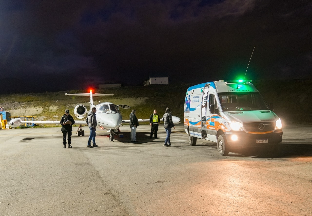 El avión sanitario llegó a Tierra del Fuego durante la madrugada de este jueves. (JCA Noticias)