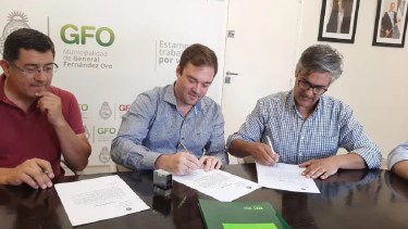 El intendente Mariano Lavin, junto al el secretario de obras públicas, Alejandro Etcharren. Foto: Gentileza municipalidad de Fernández Oro.