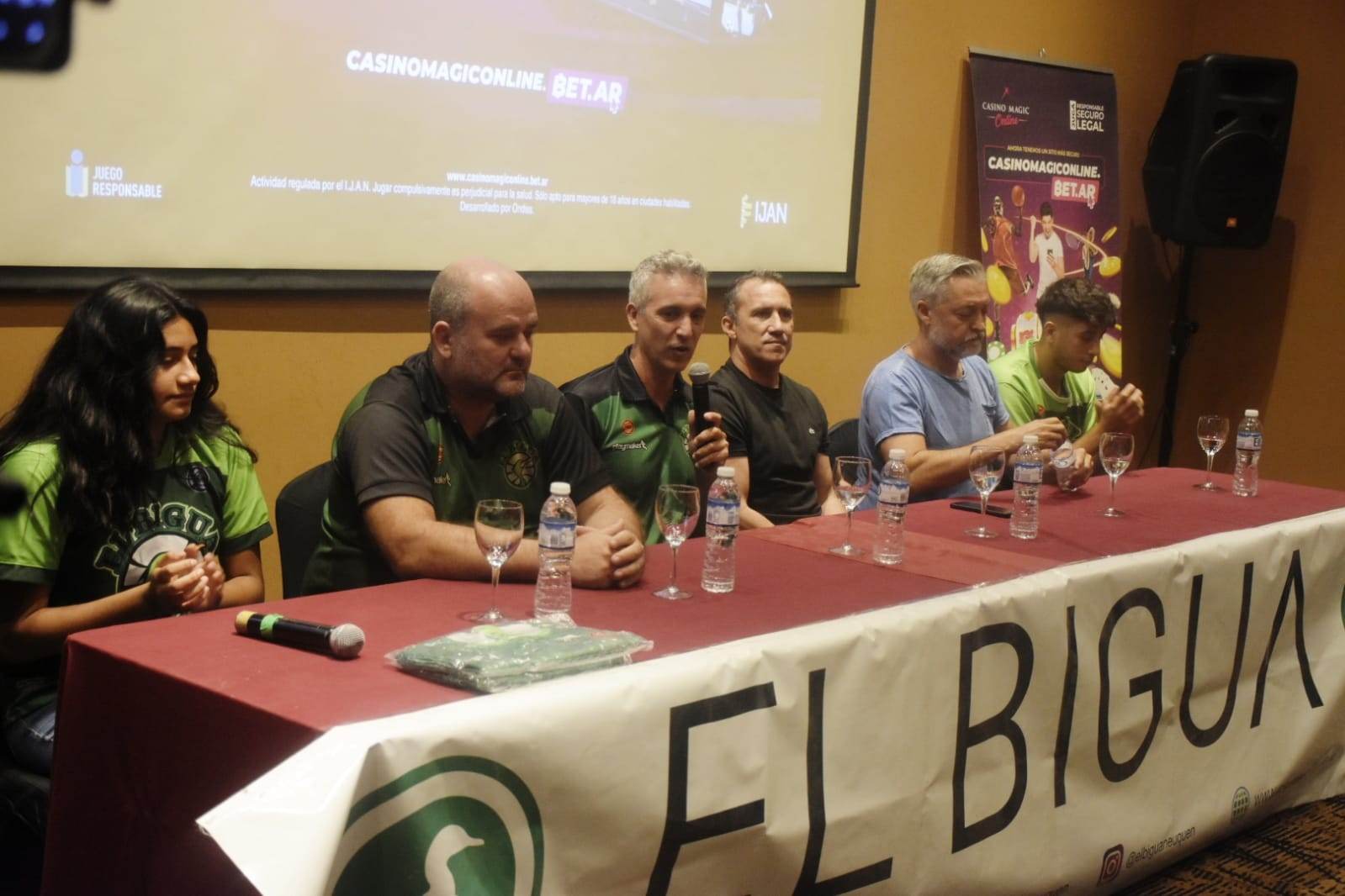 Luis Gatti, presidente de Biguá, tomó la palabra durante la conferencia de prensa. 