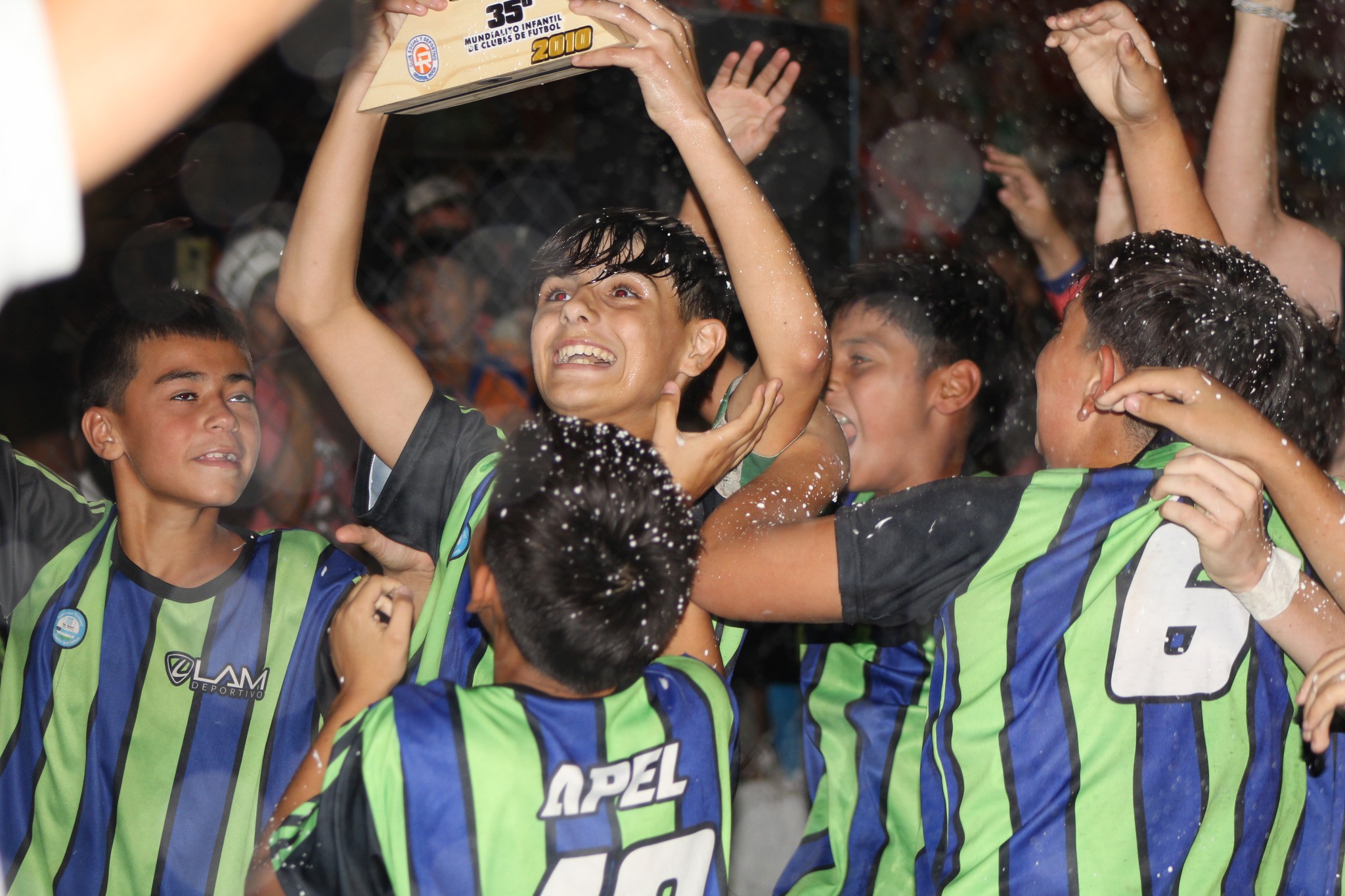 APEL de Viedma levantó el trofeo de la edición 35º del Mundialito en 2023. Fotos: prensa Deportivo Roca 