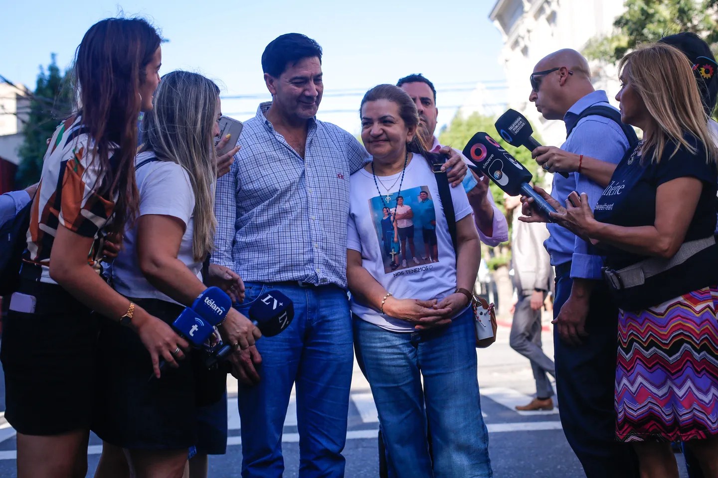 Los papás de Fernando se abrazaron con el jefe de seguridad del boliche para agradecer su testimonio. Foto Télam