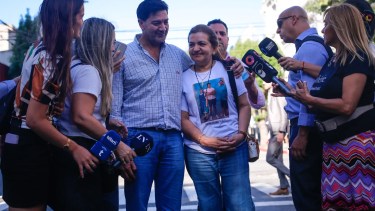 Los papás de Fernando se abrazaron con el jefe de seguridad del boliche para agradecer su testimonio. Foto Télam