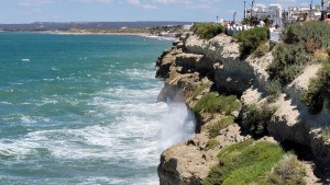 Hasta cuándo seguirán las mareas extraordinarias en Las Grutas: horarios y precauciones para ir a la playa
