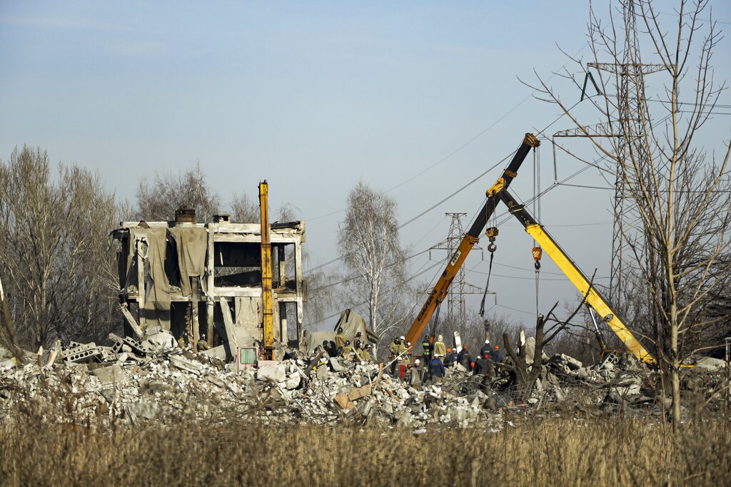 Trabajadores limpian la zona del impacto del mortífero ataque ucraniano que derivó en la muerte de decenas de soldados rusos. (AP Photo)