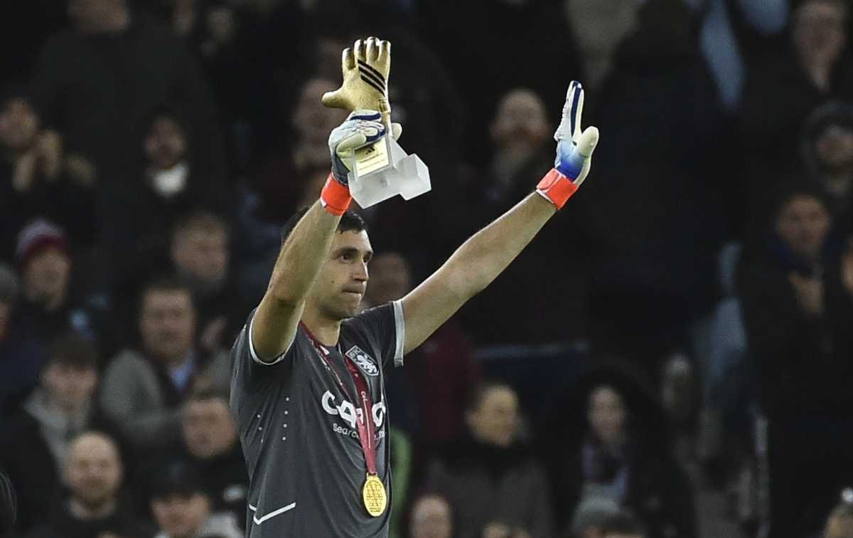 Dibu Martínez y una ovación en la cancha del Aston Villa. (Foto: AP)