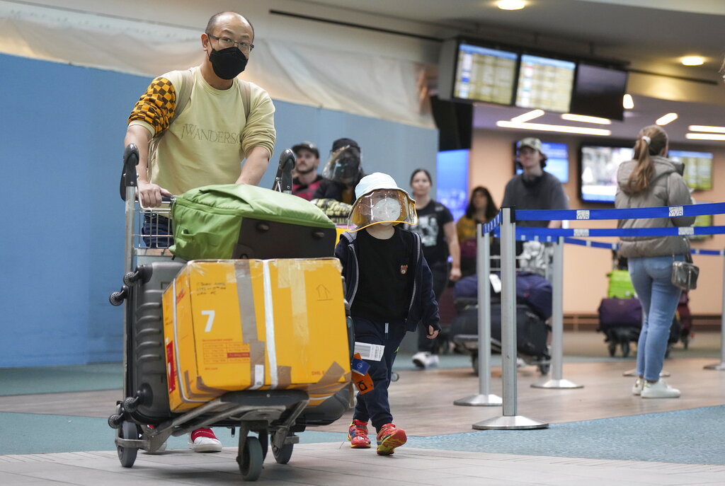 Los viajeros procedentes de China deberán presentar un test negativo de coronavirus. (Darryl Dyck/The Canadian Press via AP)