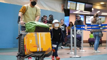 Los viajeros procedentes de China deberán presentar un test negativo de coronavirus. (Darryl Dyck/The Canadian Press via AP)