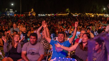 Familias enteras se reunieron para disfrutar de los artistas. Foto Juan Thomes.