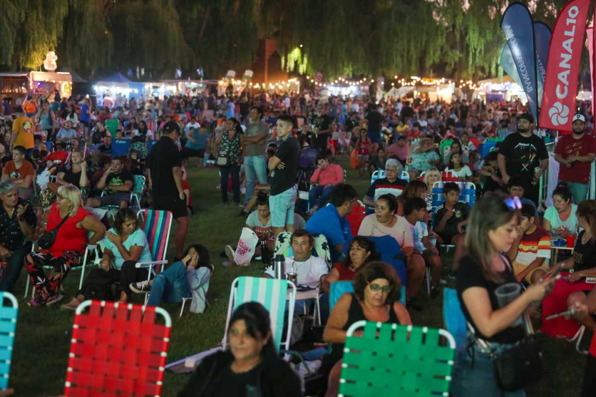 Familias, grupos de amigos se reunieron en el predio con sus reposeras para disfrutar de los espectáculos. Foto: Juan Thomes