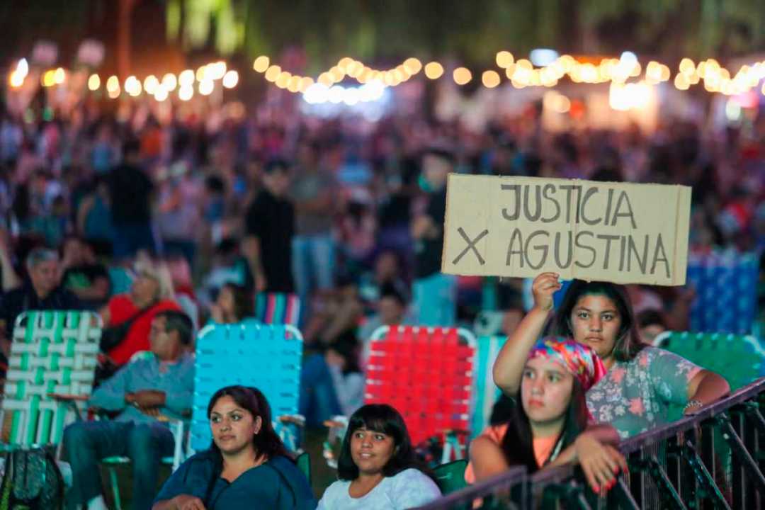 Entre la multitud se logró visualizar un cartel con pedido de justicia para Agustina. Foto: Juan Thomes