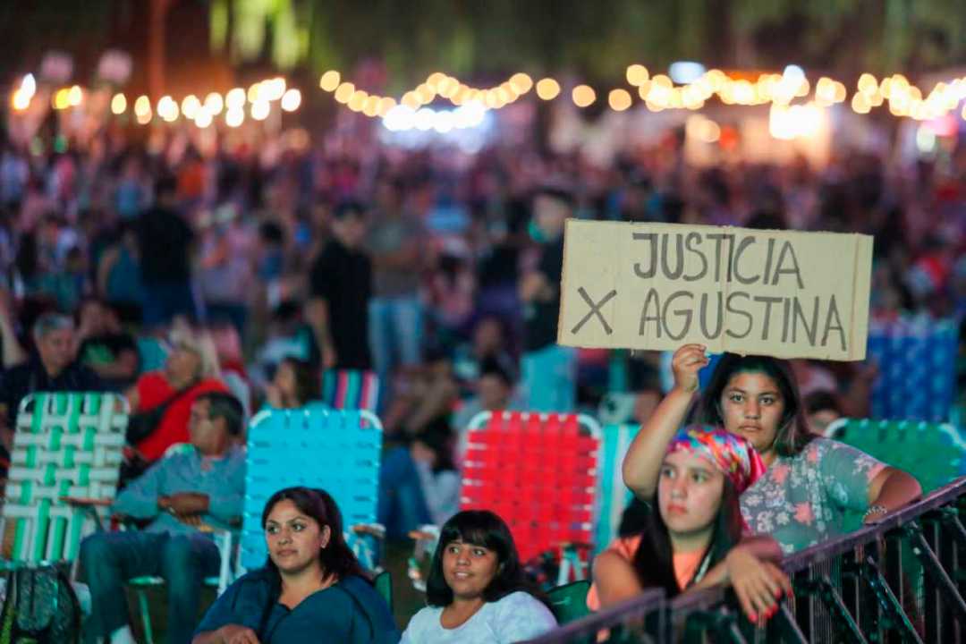 Entre la multitud se logró visualizar un cartel con pedido de justicia para Agustina. Foto: Juan Thomes