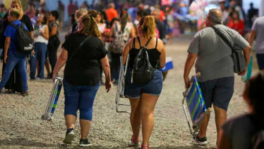 Familias, grupos de amigos se reunieron en el predio con sus reposeras para disfrutar de los espectáculos. Foto: Juan Thomes