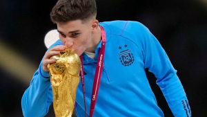 Video: la torta mundialista con la que Julián Álvarez festejó su cumpleaños