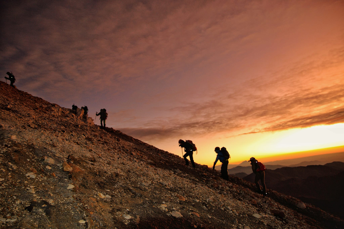 Ascenso al amanecer rumbo a lo más alto: la cumbre del volcán Domuyo los espera. Foto: Martín Muñoz. 