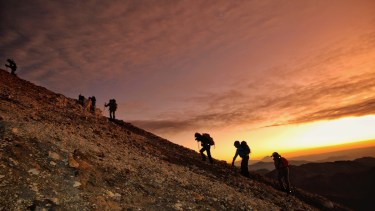 Ascenso al amanecer rumbo a lo más alto: la cumbre del volcán Domuyo los espera. Foto: Martín Muñoz. 