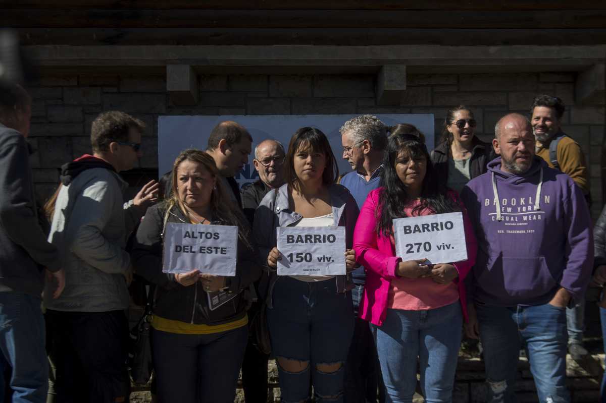 En Aguas Rionegrinas se manifestaron vecinos de los barrios del este de Bariloche por los constantes problemas de agua. Foto: Marcelo Martinez