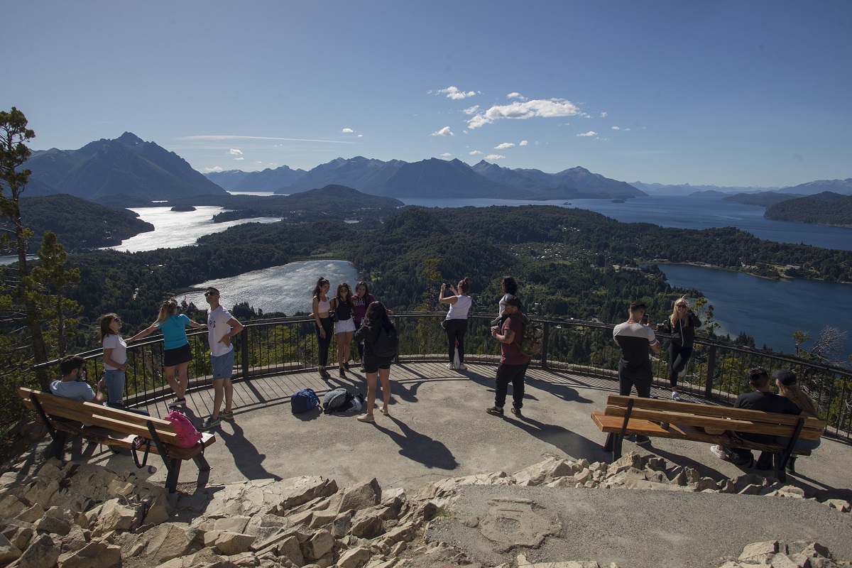 Los turistas disfrutan a diario de las vistas del cerro Campanario en Bariloche. Foto: Marcelo Martinez