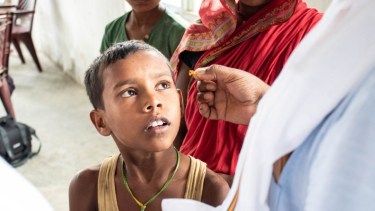 Síntomas. La infección inicia con manchas claras u oscuras en la piel, que provocan lesiones cutáneas y pérdida de sensibilidad